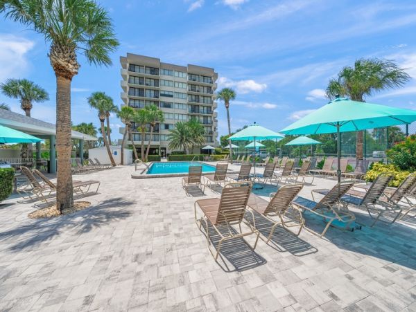 Walk to Beach  Siesta Key Vacation Condo Sleeps Four Guests