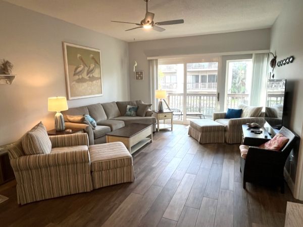 Walk to Beach  Siesta Key Vacation Condo Sleeps Four Guests