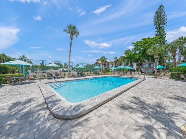 Walk to Beach  Siesta Key Vacation Condo Sleeps Four Guests