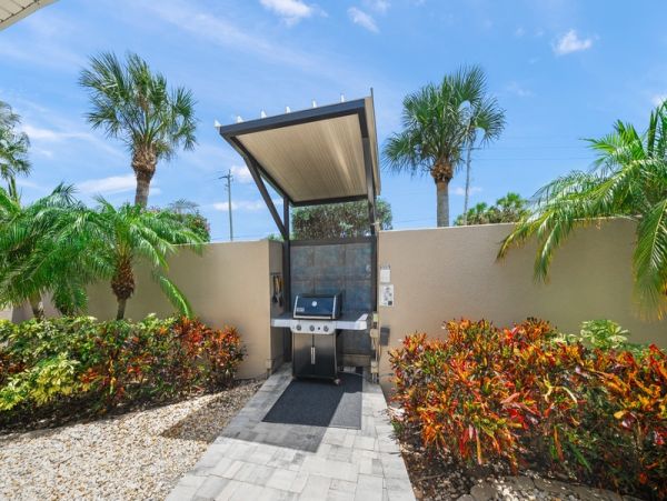 Walk to Beach  Siesta Key Vacation Condo Sleeps Four Guests