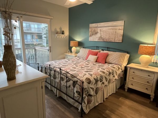 Walk to Beach  Siesta Key Vacation Condo Sleeps Four Guests