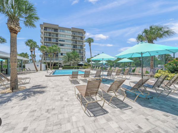 Walk to Beach  Siesta Key Vacation Condo Sleeps Four Guests