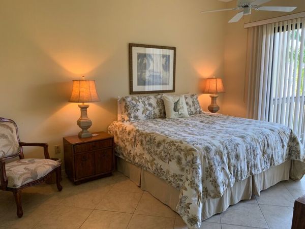 Bi-Level Layout Vacation Condo Short Walk to Beach
