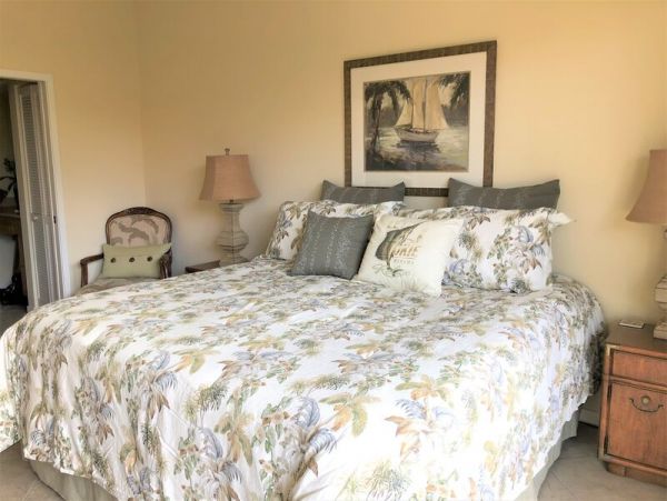 Bi-Level Layout Vacation Condo Short Walk to Beach