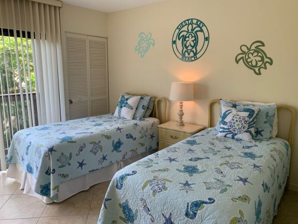 Bi-Level Layout Vacation Condo Short Walk to Beach