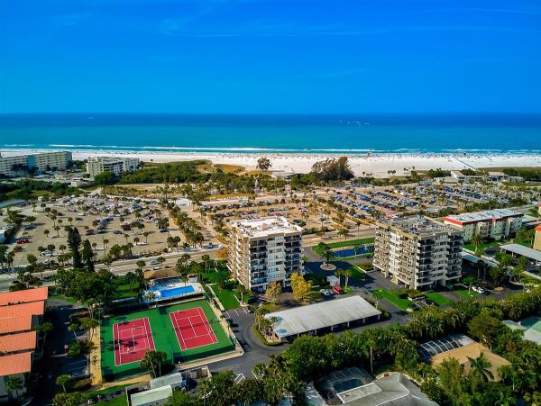 Short Walk to the Beach Exceptional Town Home Tennis Pool