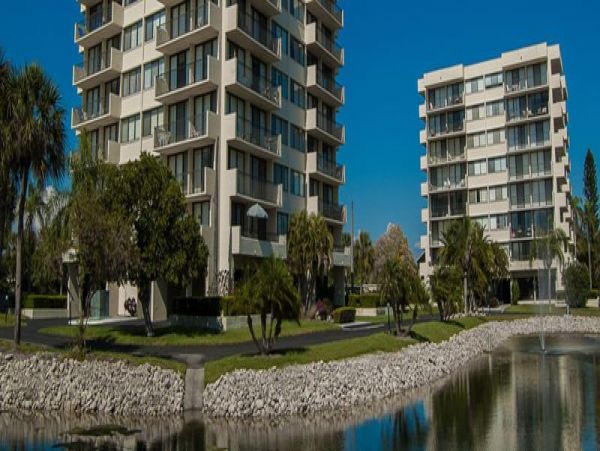 Remodeled 2 bedrooms condo with modern comforts