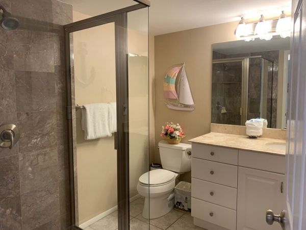 Remodeled 2 bedrooms condo with modern comforts