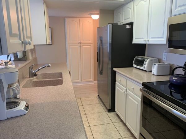 Remodeled 2 bedrooms condo with modern comforts