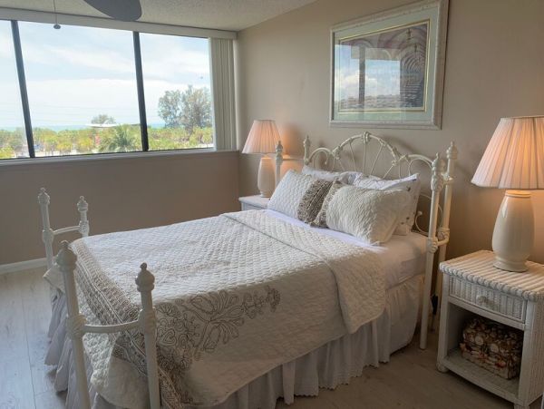 Remodeled 2 bedrooms condo with modern comforts