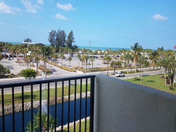 Remodeled 2 bedrooms condo with modern comforts