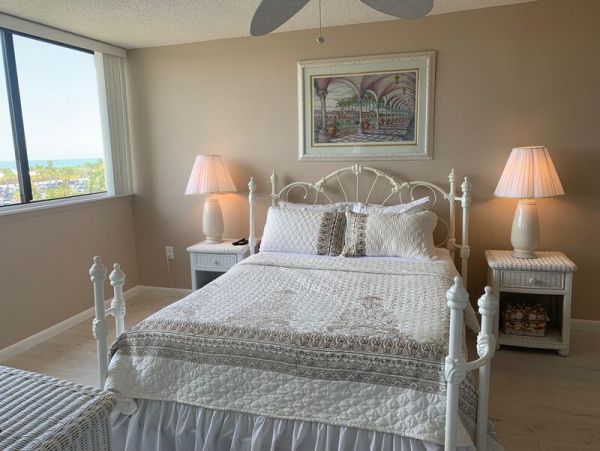 Remodeled 2 bedrooms condo with modern comforts