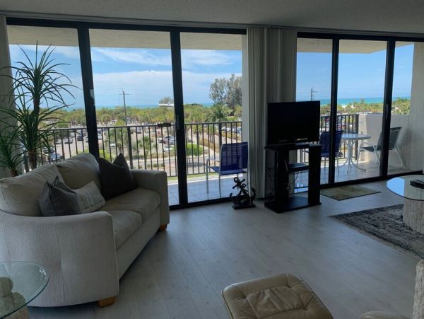 Remodeled 2 bedrooms condo with modern comforts