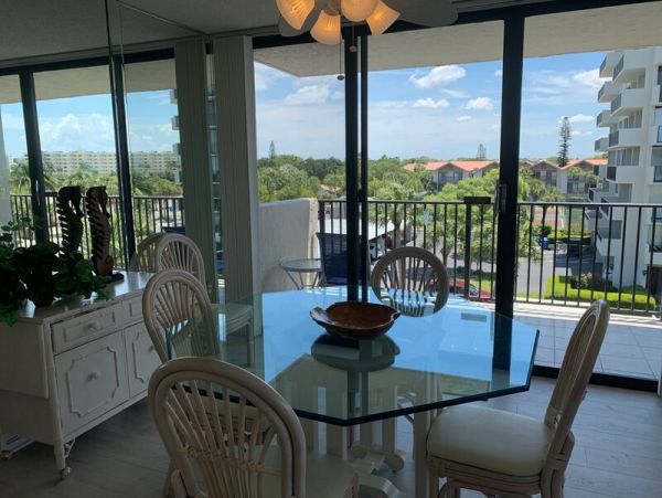 Remodeled 2 bedrooms condo with modern comforts