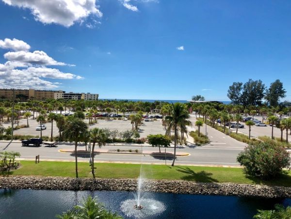 Remodeled 2 bedrooms condo with modern comforts