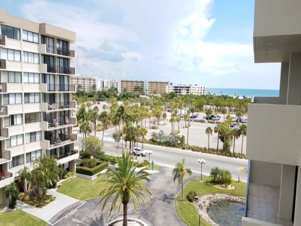 Comfy Siesta Key Vacation Rental with 2 Bedrooms and Baths