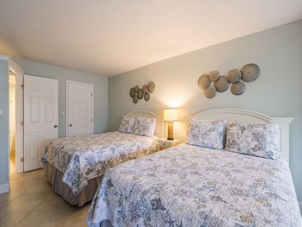 Luxury Beachfront Getaway One bedroom Siesta Key Condo