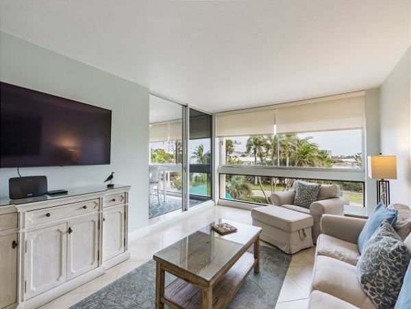 Luxury Beachfront Getaway One bedroom Siesta Key Condo