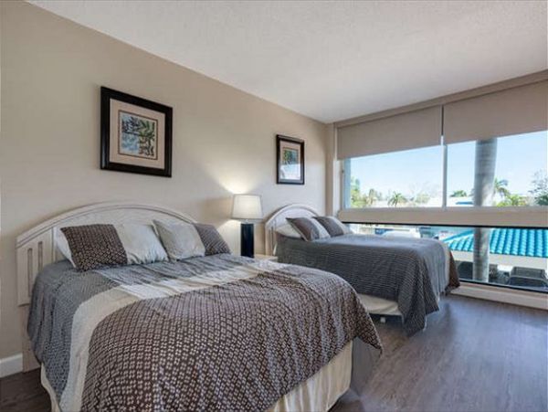 Siesta Key. Beachfront Condo Complex - Sleeps 6 Guests