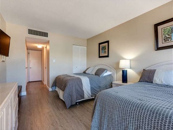 Siesta Key. Beachfront Condo Complex - Sleeps 6 Guests