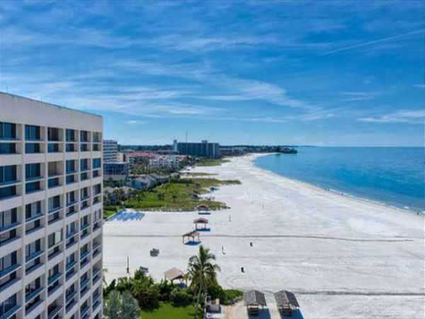 Siesta Key. Beachfront Condo Complex - Sleeps 6 Guests