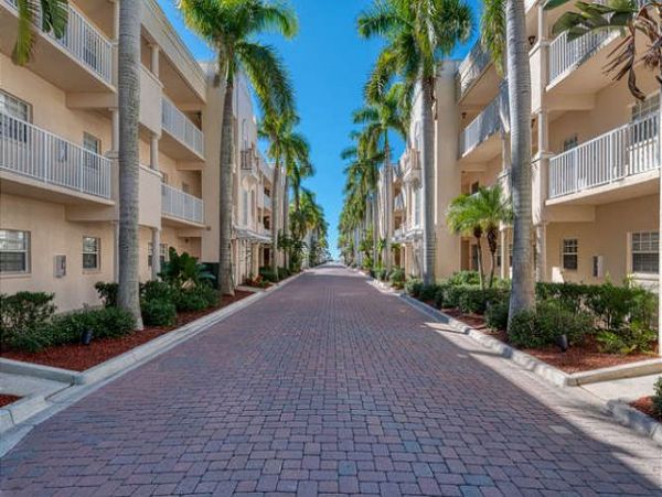Siesta Key. Beachfront Condo Complex - Sleeps 6 Guests
