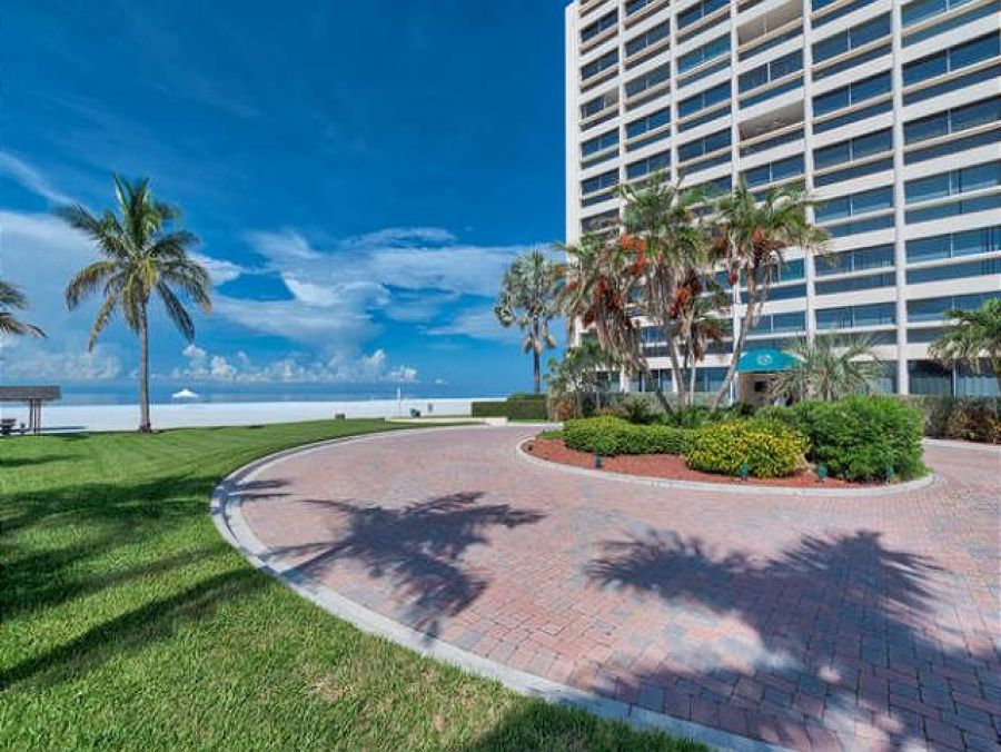 Siesta Key. Beachfront Condo Complex Sleeps 6 Guests