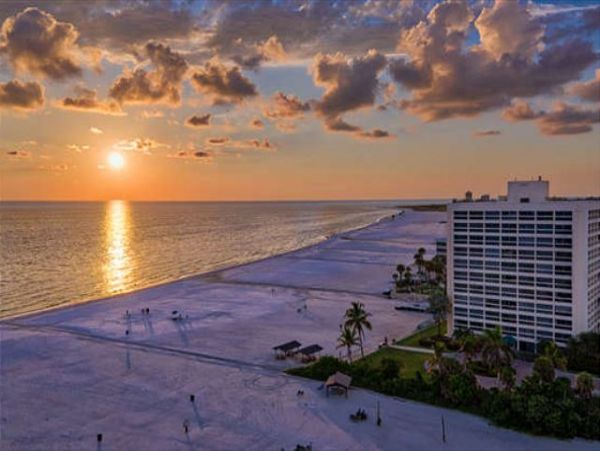 Siesta Key. Beachfront Condo Complex - Sleeps 6 Guests