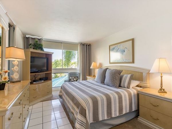 Beachfront Lovely Siesta Key Condo