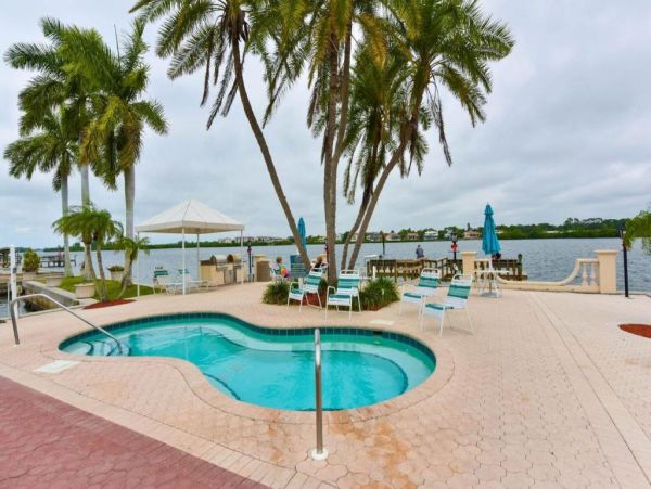 Amazing Bay to Beach Vacation Condo on Siesta Key