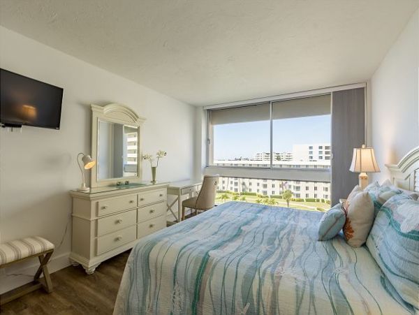 Siesta Key Gulf Front Condominium For 6 Guests
