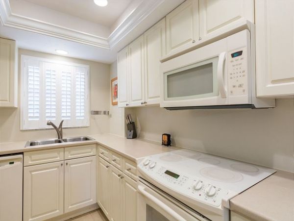 First Floor Two Bedroom Condo in Siesta Key Walk To Beach