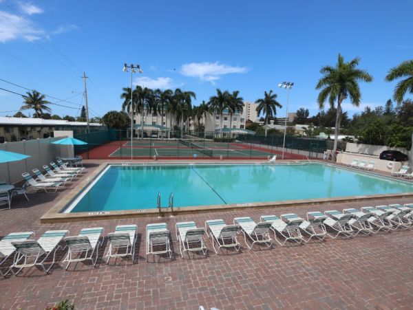 First Floor Two Bedroom Condo in Siesta Key Walk To Beach