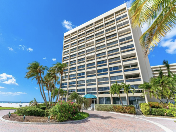 Majestic Stunning Beach to Bay Condo