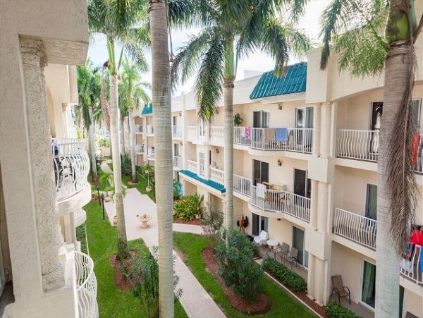 Upscale Bay to Beach Resort