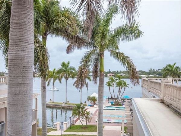Upscale Bay to Beach Resort
