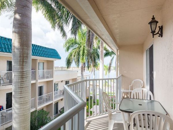 Upscale Bay to Beach Resort