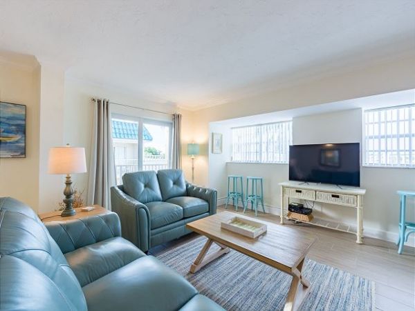 Upscale Bay to Beach Resort
