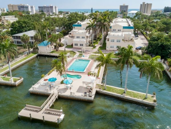 Upscale Bay to Beach Resort