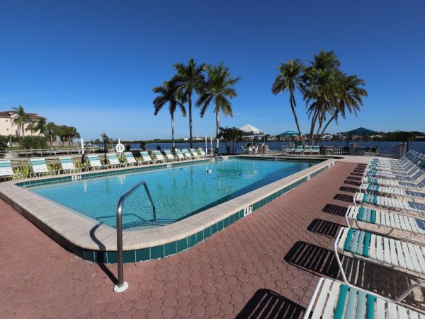 Upscale Bay to Beach Resort
