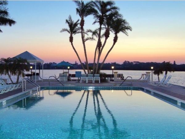Upscale Bay to Beach Resort