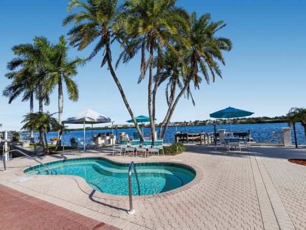 Upscale Bay to Beach Resort
