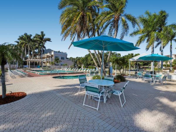 Upscale Bay to Beach Resort