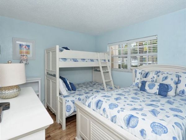 Two Bedroom Sarasota Vacation Condo on Beach with Bay Views