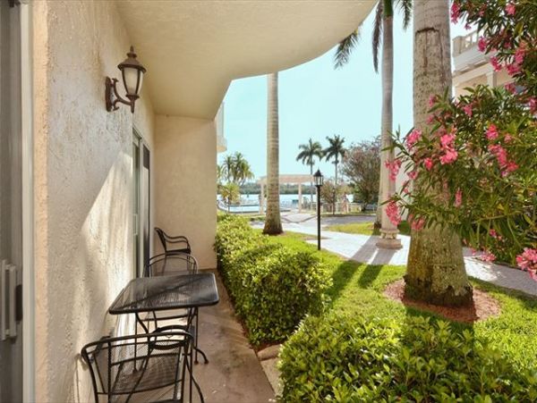 Two Bedroom Sarasota Vacation Condo on Beach with Bay Views