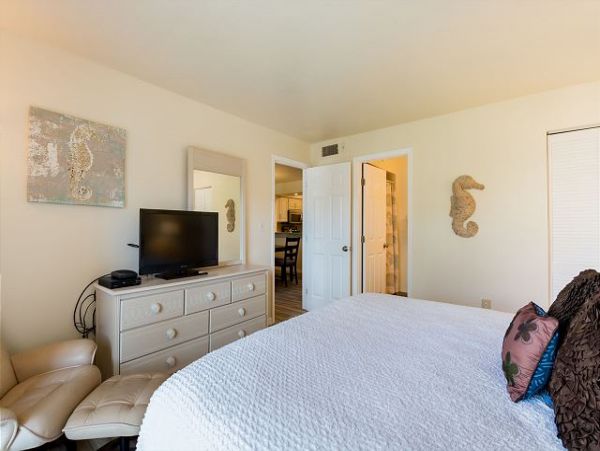 Second-Floor Condo with 2 Bedrooms in Siesta Key
