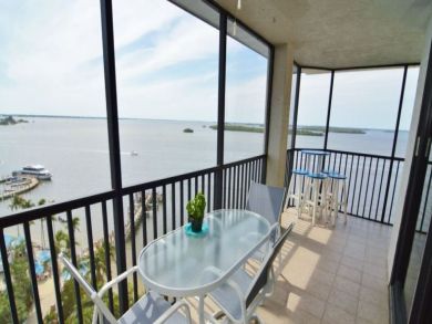 Fort Myers 3 Bedroom Penthouse Pool Steps to Beach Sleeps 9