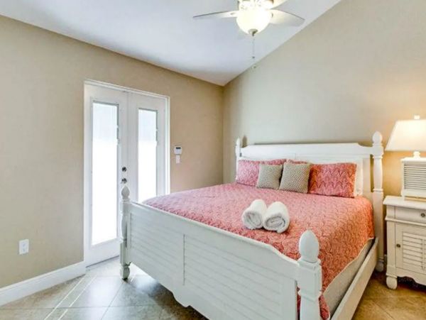 Holmes Beach Vacation Pool Home With Three Great Bedrooms
