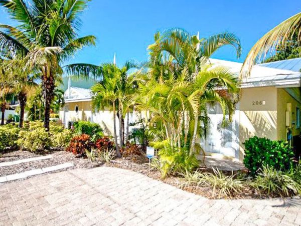 Holmes Beach Vacation Pool Home With Three Great Bedrooms