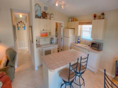 Fully equipped kitchen with breakfast bar Fully equipped kitchen with breakfast bar